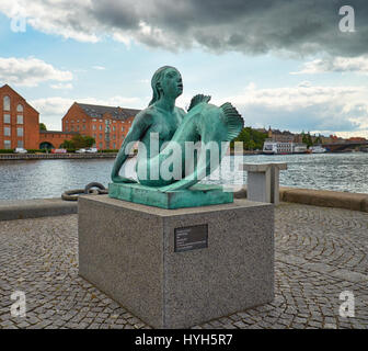 Kopenhagen, Dänemark - 22. August 2014: Die bronzene Kopie der Meerjungfrau Statue von Anne Marie Carl-Nielsen vor dem wichtigsten Hafen in der Nähe von "The Black Diam Stockfoto