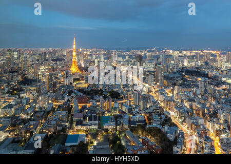 Blick auf den Tokyo Tower und die Stadt von Roppongi Hills Mori Tower Tokyo, Japan. Stockfoto