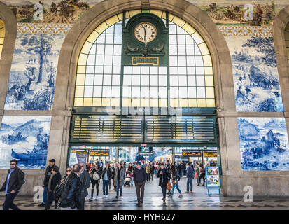 Sao Bento Bahnhof mit berühmten Azulejo-Fliesen-Platten zeigen Szenen der Geschichte Portugals und Zeitplan aufgeteilt Klappe Display in Porto Stockfoto