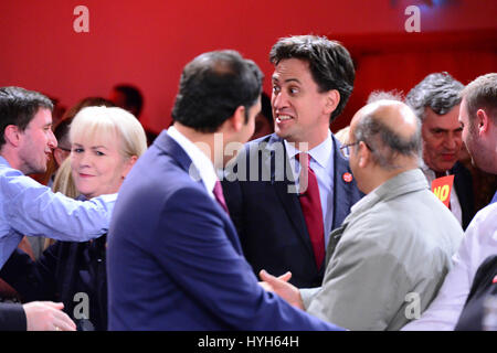 Labour-Chef Ed Miliband (Zentrum R) kommt bei einem schottischen Labour "Raus die Abstimmung" Event, vor den letzten Tagen der Kampagne in der schottischen Unabhängigkeitsreferendum mit Johann Lamont (L) und Gordon Brown (2. R) Stockfoto