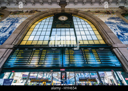 Zeitplan aufgeteilt Klappe Anzeige auf Sao Bento Bahnhof in Porto Stadt auf der iberischen Halbinsel, zweitgrößte Stadt in Portugal Stockfoto