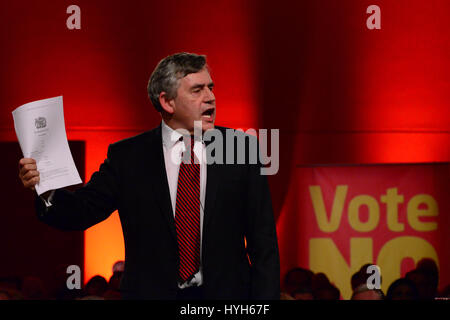 Der ehemalige Premierminister Gordon Brown hält eine Kopie einer Handlung bereits vergangen, mehr Befugnisse für das schottische Parlament enthält, als er bei einem schottischen Labour "Raus die Abstimmung" Event spricht Stockfoto