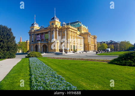 ZAGREB, Kroatien - 28. März 2017: Kroatisches Nationaltheater an einem sonnigen Frühlingstag. Das Kroatische Nationaltheater, gemeinhin als HNK, ist ein th Stockfoto