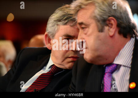 Der ehemalige Premierminister Gordon Brown (L) spricht beiseite zu Midlothian MP David Hamilton (R) bei einer schottischen Referendum-Kundgebung in Loano Stockfoto