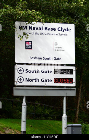 Ein Zeichen für HM Naval Base Clyde nahe dem Eingang zur Basis Faslane Stockfoto