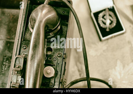 Armee Telefon neben einer deutschen Armee Medaille, vintage Stockfoto