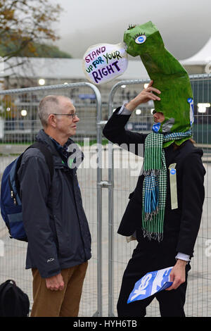 Eine ja-Kämpferin mit einem Loch Ness Monster Kopf-Kleid spricht mit einem Passanten außerhalb des schottischen Parlaments am Tag des Referendums schottische Unabhängigkeit Stockfoto