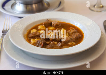 Slawonische Hirte Eintopf - slawonischen Mahlzeit in einem Kessel zubereitet. Stockfoto