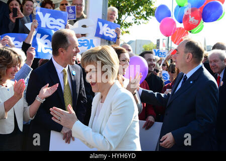 Nicola Sturgeon (C), Alex Salmond (2. R), und Jim Sillars (R) kommen beim Team ja Event in Edinburgh Stockfoto