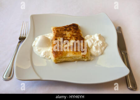 Strukle mit Sahne - berühmte kroatische Vorspeise gemacht mit frischen Käse aus der Region Zagorje Stockfoto