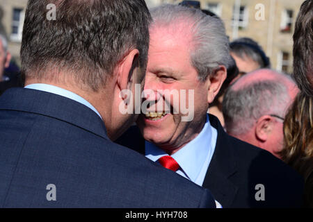 Veteran SNP ehemalige MP Jim Sillars Abschied von Alex Salmond am Ende der Veranstaltung Team ja in Edinburgh Stockfoto