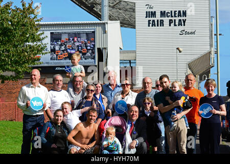 Schottlands erster Minister Alex Salmond (C, kniend), Schrank-Sekretärin für Sport Shona Robison (R) und Joe FitzPatrick MSP für Dundee City West (L) stellen mit Unterstützern außerhalb Dundee United Tannadice Boden Stockfoto