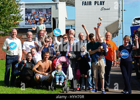 Schottlands First Minister Alex Salmond (C), Schrank-Sekretärin für Sport Shona Robison (R) und Joe FitzPatrick MSP für Dundee City West (L) stellen mit Unterstützern außerhalb Dundee United Tannadice Boden Stockfoto