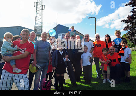Schottlands First Minister Alex Salmond (C), Schrank-Sekretärin für Sport Shona Robison (2. R), und Joe FitzPatrick MSP für Dundee City West (4 L) mit Unterstützern außerhalb des Dundee Dens Park Boden darstellen Stockfoto