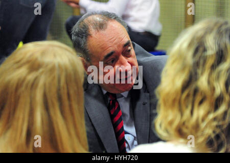 Schottlands erster Minister Alex Salmond spricht mit jungen Müttern in einem weichen spielen Zentrum in Edinburgh Stockfoto