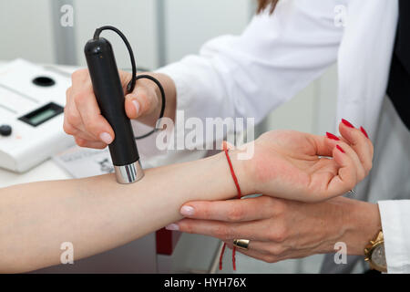 Dermatologen, die Untersuchung von Muttermalen und Maulwürfe auf einer Patientin (Untersuchung von Muttermalen) Stockfoto