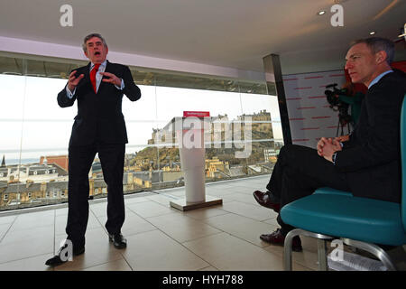 Der ehemalige Premierminister Gordon Brown Adressen eine schottische Labour-Kampagne-Veranstaltung in Edinburgh, wie Parteichef Jim Murphy blickt auf Stockfoto