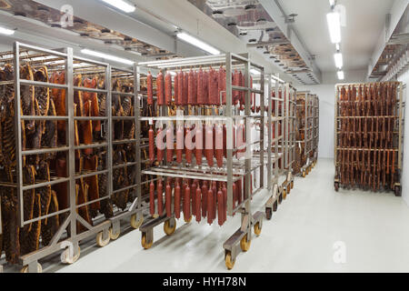 Frische traditionelle Würste bereit zum Trocknen in eine Räucherkammer ein Fleisch verarbeitende Industrie Stockfoto