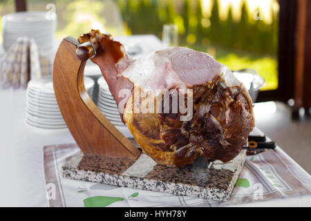 Gekochter Schinken mit Knochen Stockfoto