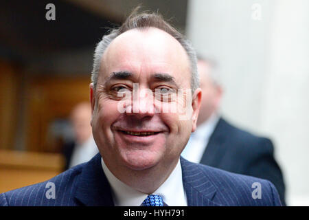 Ehemalige erste Minister Alex Salmond, wer gekippt ist, um eine zentrale Rolle in Westminster nach den Wahlen in das schottische Parlament am Tag des Besuchs David Camerons abgebildet Stockfoto