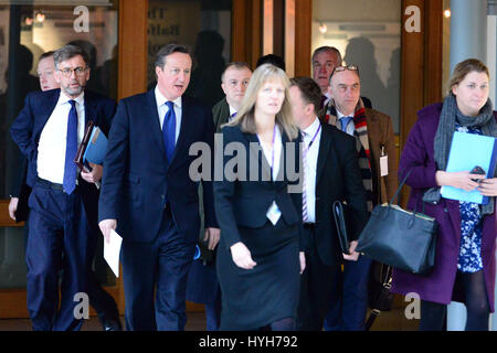 Premierminister David Cameron (2 L) und sein Gefolge kommen an das schottische Parlament für ein Treffen mit ersten Minister Nicola Sturgeon Stockfoto