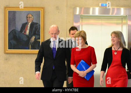 Nicola Sturgeon (C) übergibt ein Porträt von Schottlands ersten ersten Minister Donald Dewar in das schottische Parlament kurz vor Erhalt der Nominierung als erste Frau Schottlands erster Minister Stockfoto