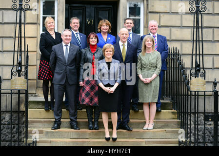 Schottlands First Minister Nicola Sturgeon (C) auf den Stufen des Bute Haus, ihren offiziellen Wohnsitz in Edinburgh, mit den neu ernannten Mitgliedern des ihr Kabinett nach einer Kabinettsumbildung Stockfoto