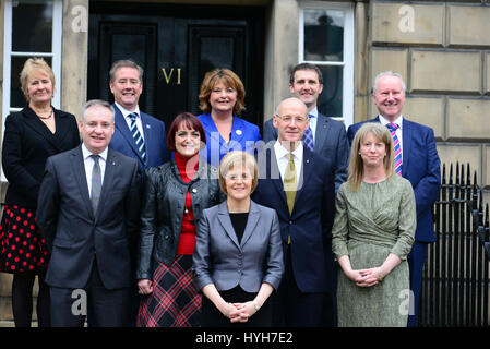 Schottlands First Minister Nicola Sturgeon (C) auf den Stufen des Bute Haus, ihren offiziellen Wohnsitz in Edinburgh, mit den neu ernannten Mitgliedern des ihr Kabinett nach einer Kabinettsumbildung Stockfoto