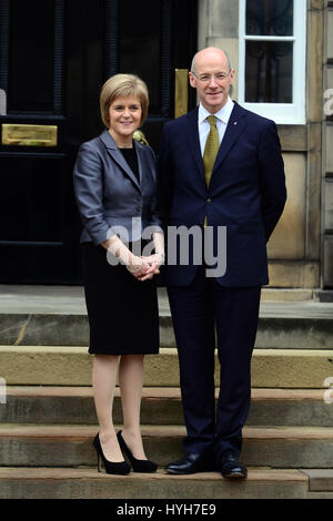 Schottlands erster Minister Nicola Sturgeon mit ihrem neu ernannte Stellvertretende erste Minister John Swinney auf den Stufen des Bute House in Edinburgh, offizielle Residenz des ersten Ministers Stockfoto