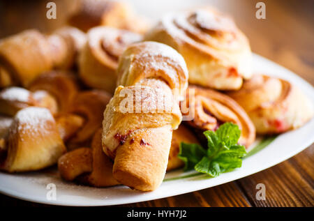 Süße Brötchen mit Marmelade Stockfoto