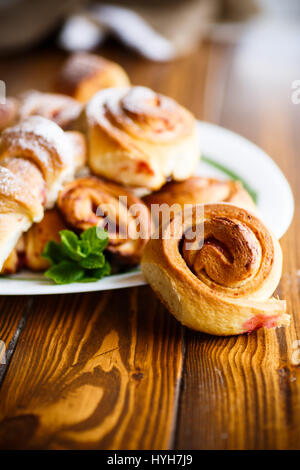 Süße Brötchen mit Marmelade Stockfoto