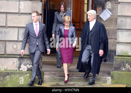 Nicola Sturgeon verlässt der Court Of Session nach der Vereidigung formell als ersten Minister Schottlands Stockfoto