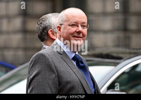 Nicola Sturgeon Mann, SNP Geschäftsführer Peter Murrell, an den Court Of Session für die Vereidigung der Ms Sturgeon als Ministerpräsident Stockfoto