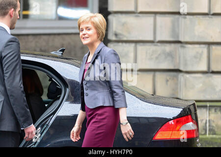 Nicola Sturgeon verlässt der Court Of Session nach der Vereidigung formell als ersten Minister Schottlands Stockfoto