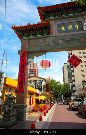 Das Haupttor, das chinesische Viertel. Belgrano, Buenos Aires, Argentinien. Stockfoto