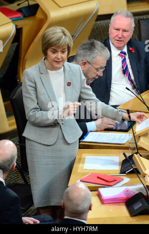 Stellvertretende erste Minister Nicoloa Stör - bald fast sicher, Ministerpräsident zu werden - führt eine Aussprache im schottischen Parlament die Smith-Kommission Stockfoto