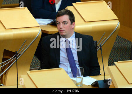 Arbeitsrecht-Sprecher Drew Smith hört die Debatte im schottischen Parlament die Smith-Kommission Stockfoto