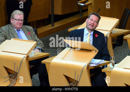 Sprecher der konservativen Murdo Fraser (R) Plays zur Debatte im schottischen Parlament die Kommission auf Smith, mit konservativen stellvertretender Leiter Jackson Carlaw (L) Stockfoto