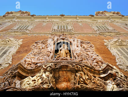 Alabaster Fassade der Virgen del Rosario eingeschlossen in einer Nische des Palacio del Marques de Dos Aguas, jetzt nationale Keramikmuseum und Kunstgewerbe Stockfoto