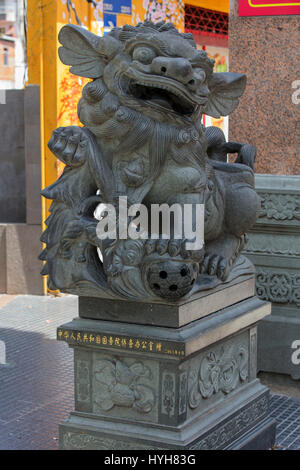 Eine kaiserliche Wächter Löwe am Eingang des chinesischen Viertels. Belgrano, Buenos Aires, Argentinien. Stockfoto