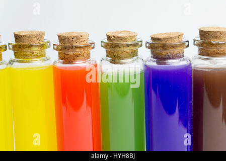 Farbige Flüssigkeiten in fünf Reagenzgläser isoliert auf weißem Hintergrund Stockfoto