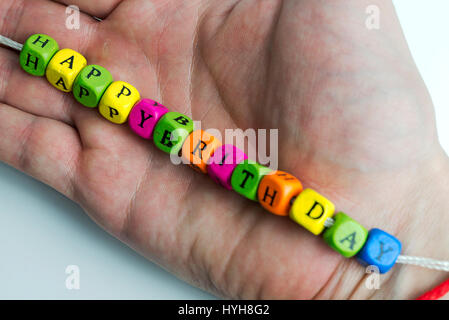 Bauklötze, Rechtschreibung, "HAPPY BIRTHDAY" auf einem weißen Hintergrund. Stockfoto