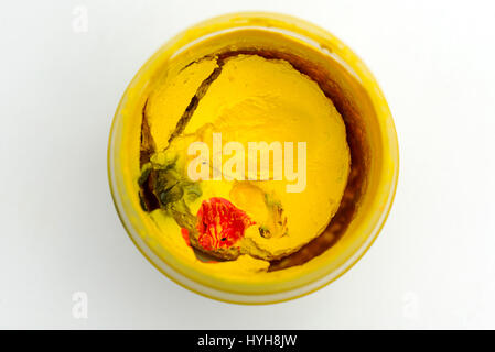 Draufsicht auf das Glas mit gelber Farbe auf weißem Hintergrund. Stockfoto