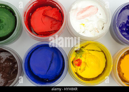 Draufsicht auf die Dosen Farbe auf weißem Hintergrund. Stockfoto