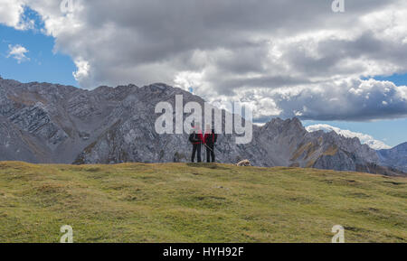 Berge Dolomitenlandschaft während der Herbstsaison im Val San Nicolò, im Dolomitengebiet, Trentino-Südtirol, Südtirol, italien. Stockfoto