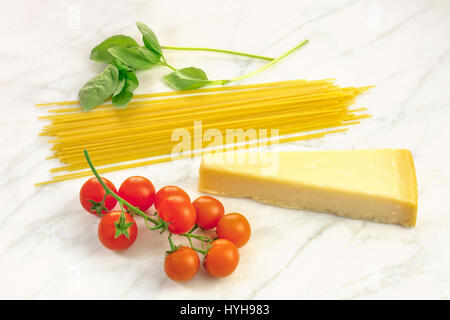 Einfache Pasta Zutaten, einschließlich Spaghetti und Käse Stockfoto