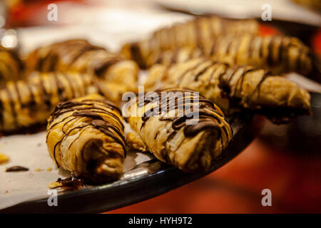 Eine Nahaufnahme von einer Auswahl an Kuchen auf Granville Island Public Market, Granville Island, Vancouver Stockfoto