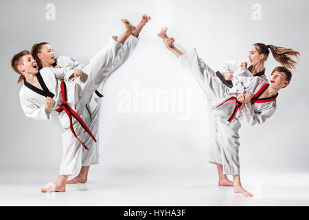 Die Studioaufnahme Gruppe von Kinder Karate Martial Arts training Stockfoto