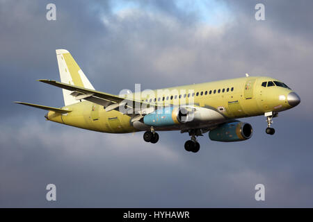 SCHUKOWSKI, MOSCOW REGION, Russland - 27. November 2013: Sukhoi Superjet 100 segelnder Testflug in Schukowski. Stockfoto