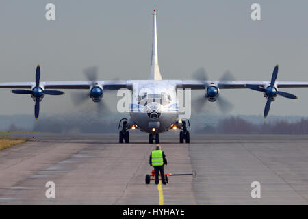 SCHUKOWSKI, MOSCOW REGION, Russland - 19. Oktober 2013: Antonow An-12 Rollen in Schukowski. Stockfoto